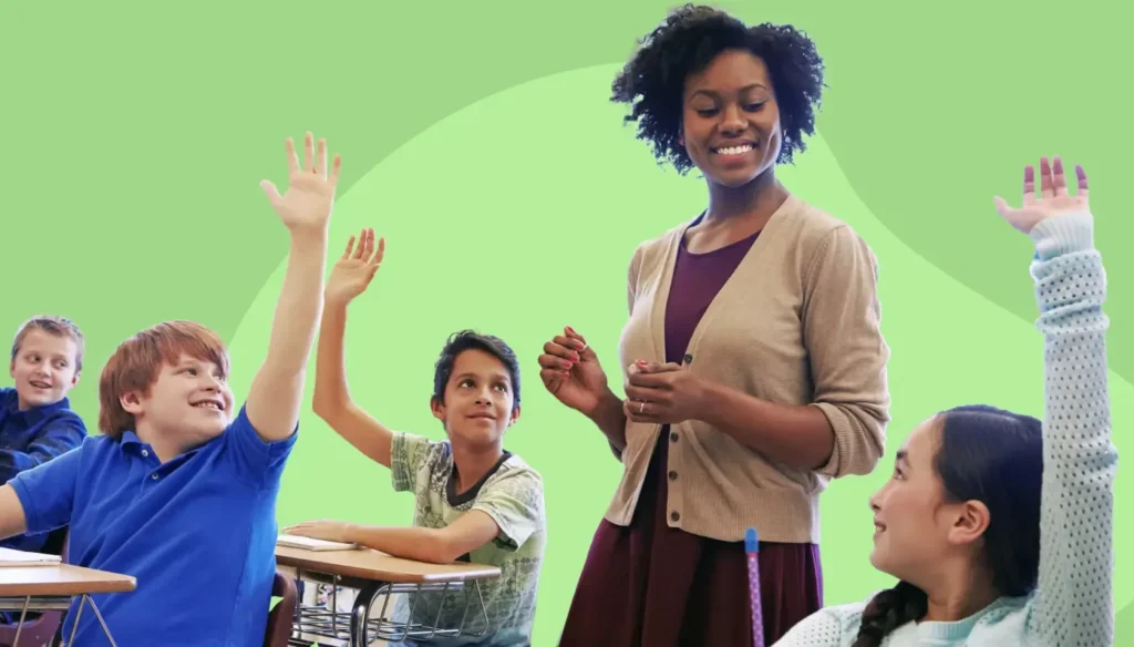 Estudiantes en el aula con una docente